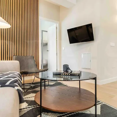 Spacious 3 Bedroom By Rems מאלגה